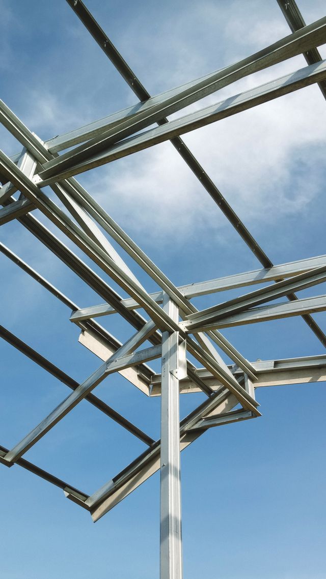 Een stalen structuur tegen een heldere blauwe lucht